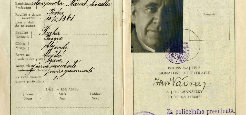 Po krátkém období, těsně po vzniku republiky, kdy byly vydávány jednorázové cestovní doklady, začal být používán standardní cestovní pas. Jednalo se o brožuru, která během trvání ... <a href="#" class="showslidedescr" data-slide="1">více</a>
